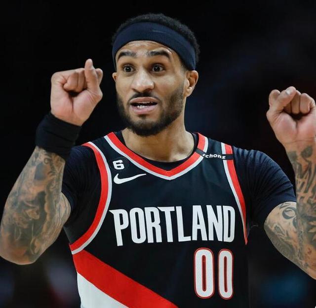 两名轻装从 两名轻装从